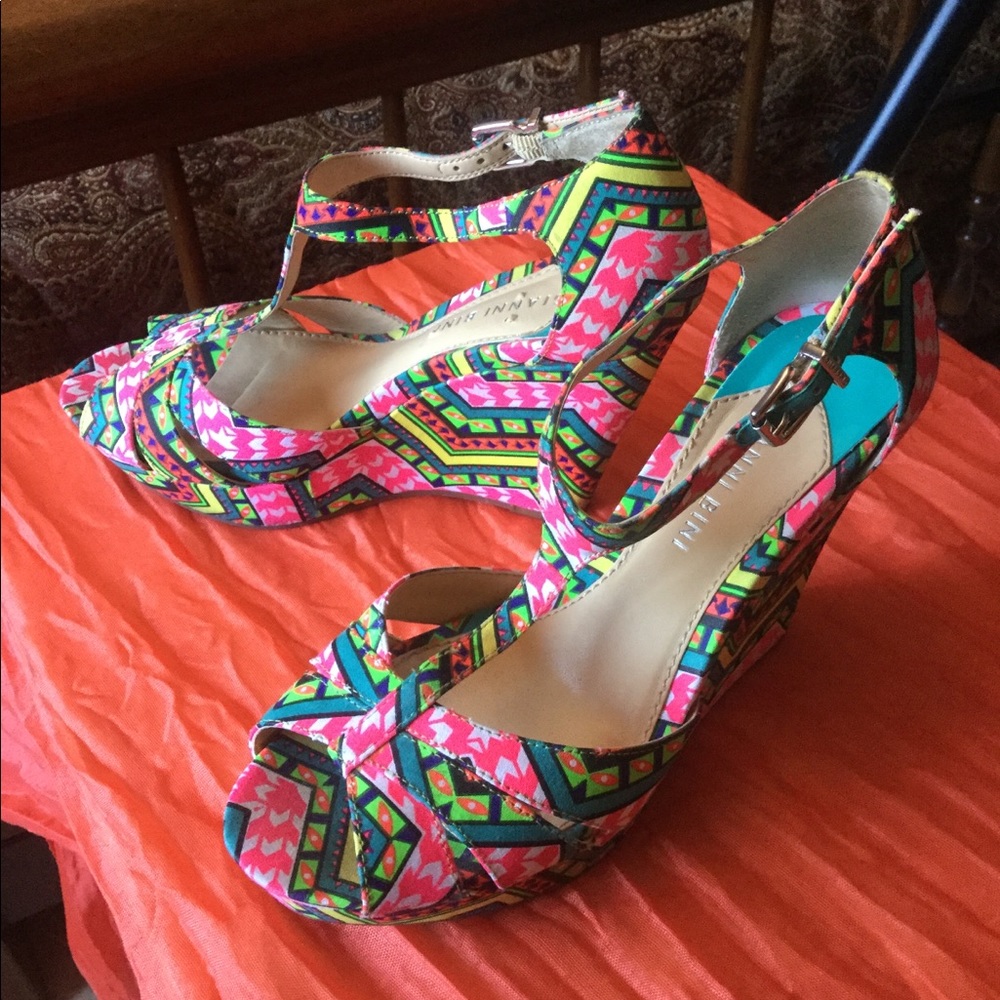 Vibrant Giant Bini wedge platforms